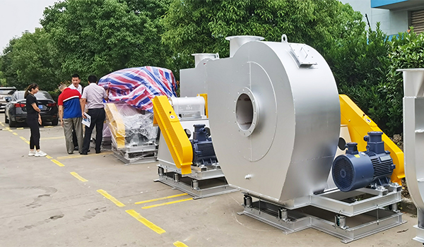 王經(jīng)理在高壓助燃風(fēng)機(jī)出貨現(xiàn)場(chǎng)驗(yàn)收 王經(jīng)理在高壓助燃風(fēng)機(jī)出貨現(xiàn)場(chǎng)驗(yàn)收